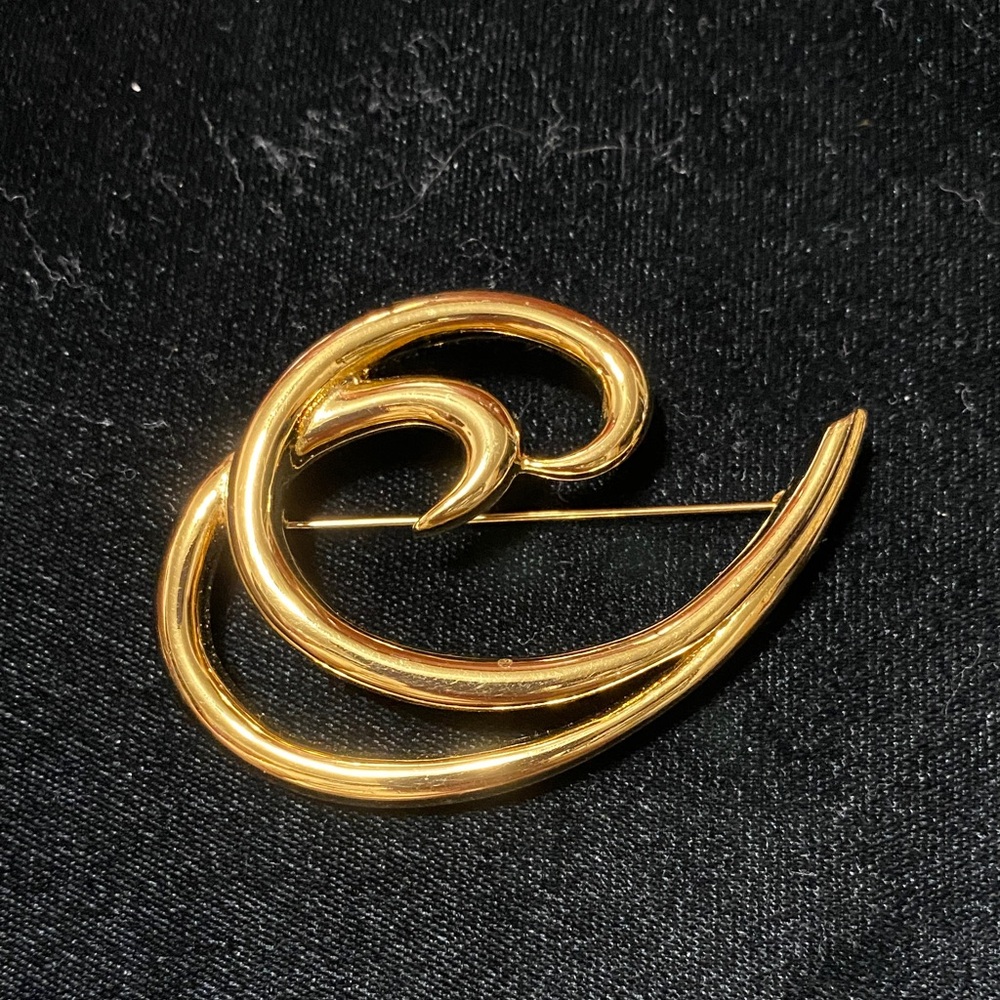 Vintage Trifari Gold Wave Brooch